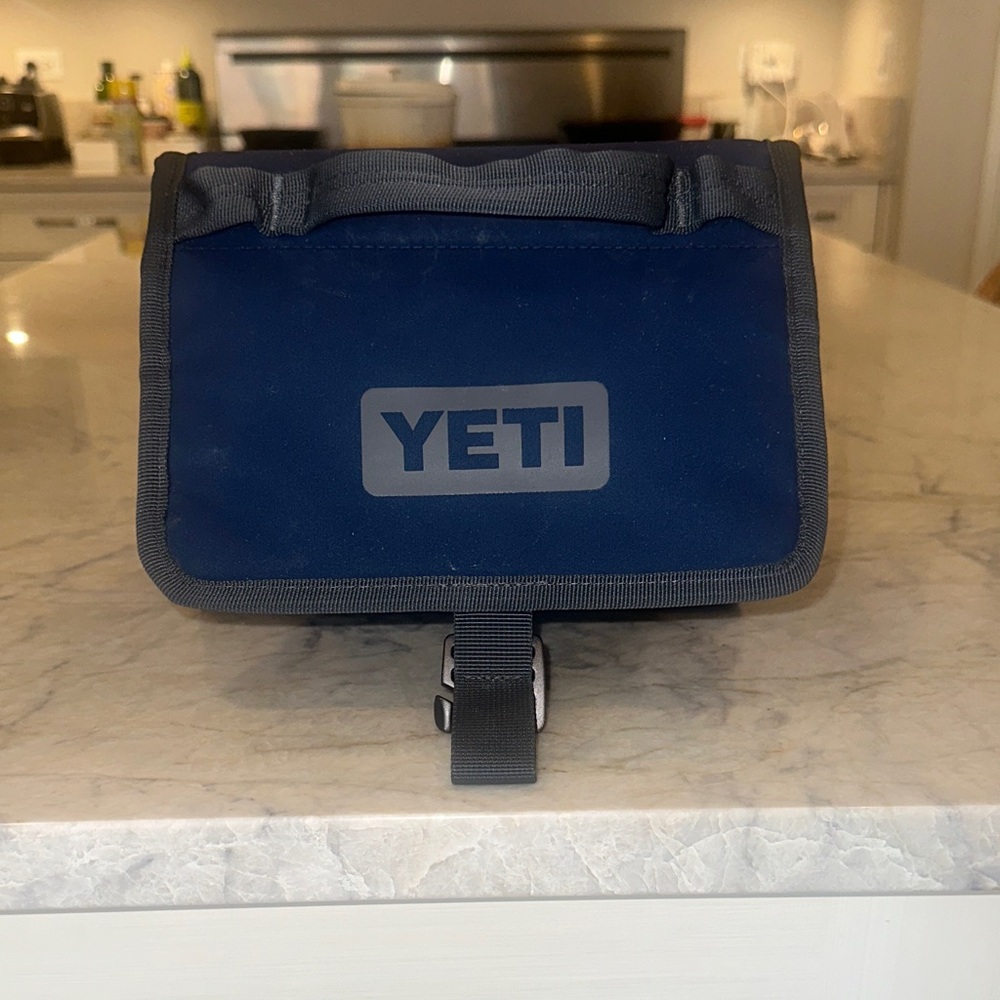 YETI Navy DAYTRIP Lunch Bag/Used but Good Condition